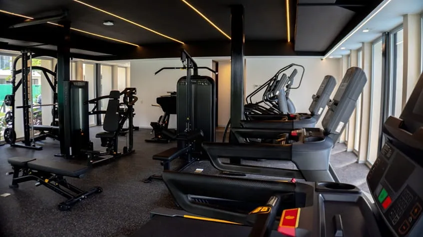 un gimnasio equipado en the leaf condos playacar