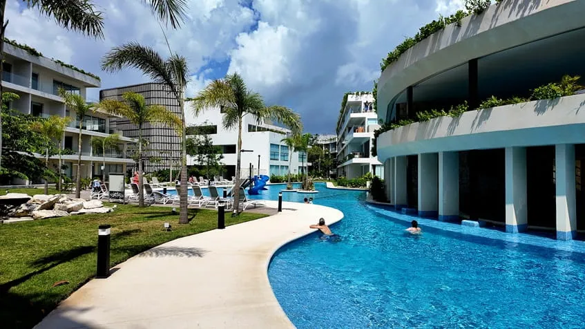 una piscina refrescante en the leaf condos playacar