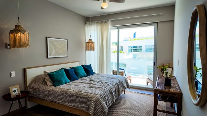 una cama king size en the leaf condos playacar