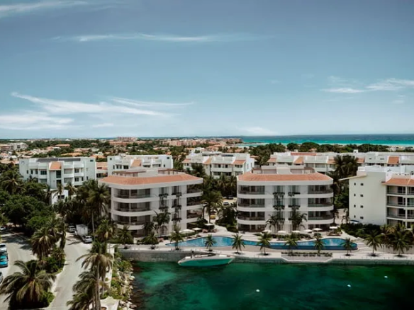 una vista aerea de un desarrollo de departamentos frente a la marina en gran peninsula puerto aventuras