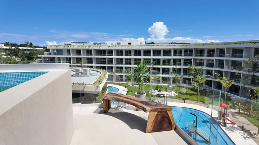 un jacuzzi con vista a la alberca en the leaf condos playacar