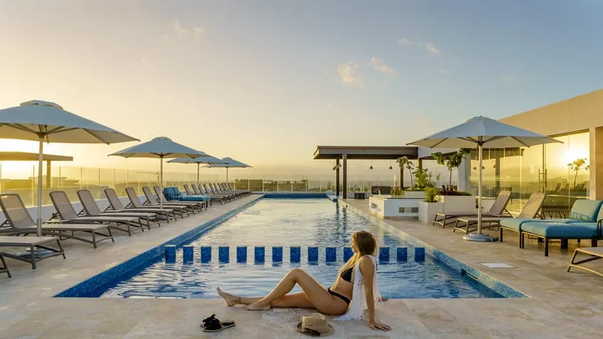 una mujer modelando en una alberca en ipana playa del carmen