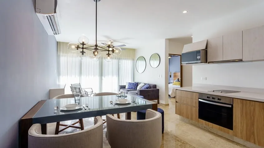 un comedor y una cocina equipada en ipana playa del carmen