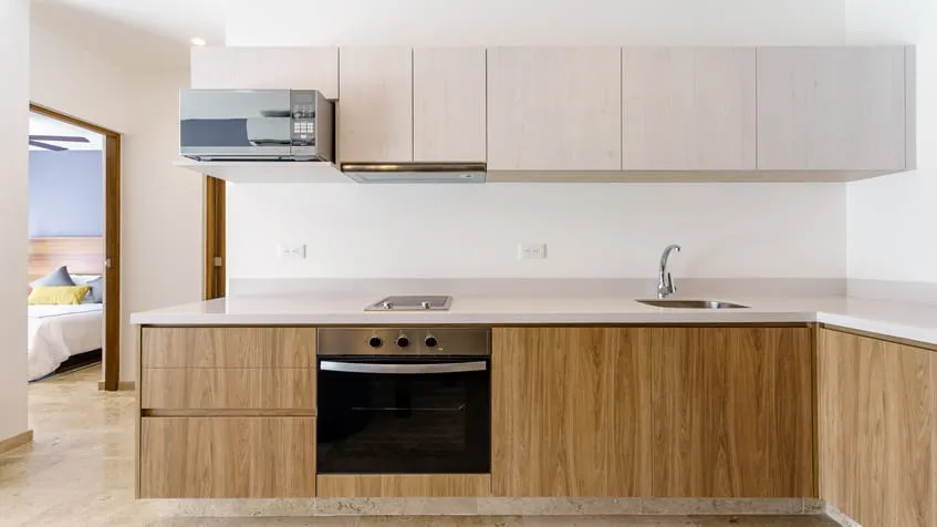 una cocina elegante con un horno en ipana playa del carmen