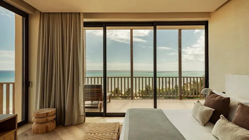 una recamara amplia con vista al mar en costa residences corasol playa del carmen