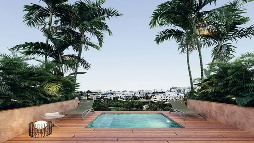 un jacuzzi con camastros en solar playa studios playa del carmen