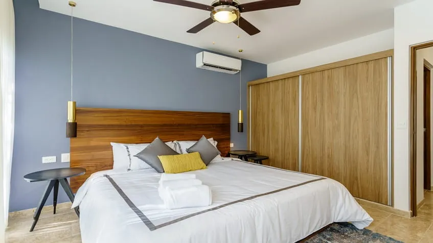 una recamara principal con un closet grande en ipana playa del carmen