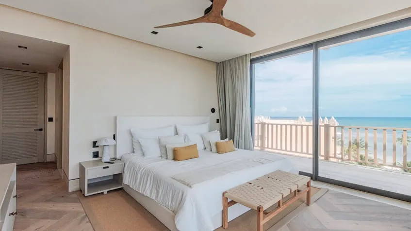 una recamara con vista al mar en costa residences corasol playa del carmen