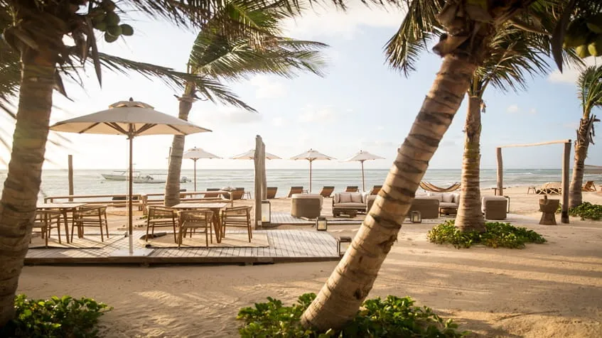 un restaurante frente a la playa en costa residences corasol playa del carmen