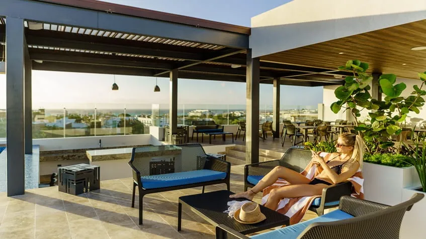 una mujer descansando en una terraza en ipana playa del carmen