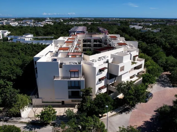 una fachada de un edificio de departamentos en costa caribe tulum