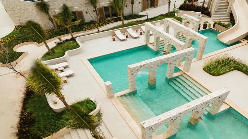 una vista desde arriba de la alberca en costa residences corasol playa del carmen