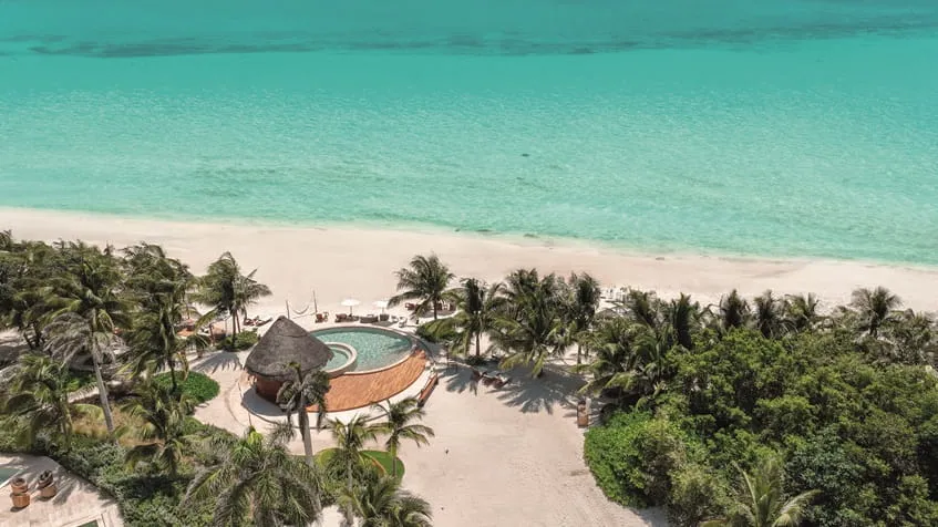 una vista aerea de la playa en costa residences corasol playa del carmen